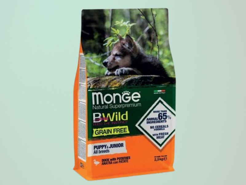 Hrana za štence Monge BWild Puppy na zelenoj pozadini
