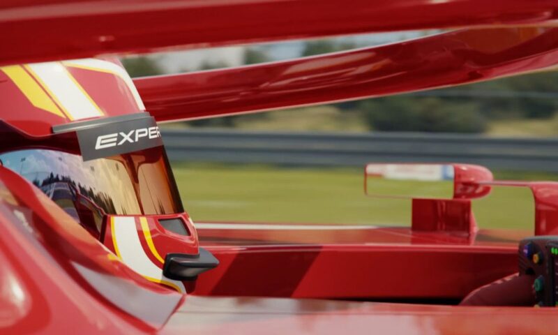 prikaz osobe sa kacigom koja vozi Formulu 1