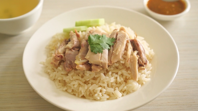 Piletina i pirinač servirani na tanjiru na stolu