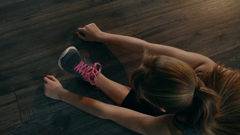 Žena se isteže na podu