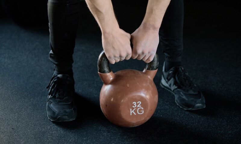 Najčešće greške su prevelika težina na uštrb tehnike, nedovoljan odmor i nedostatak progresivnog opterećenja