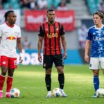 Diomande, Rajan i Niko Paz stoje na fudbalskom terenu