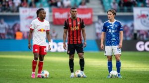 Diomande, Rajan i Niko Paz stoje na fudbalskom terenu